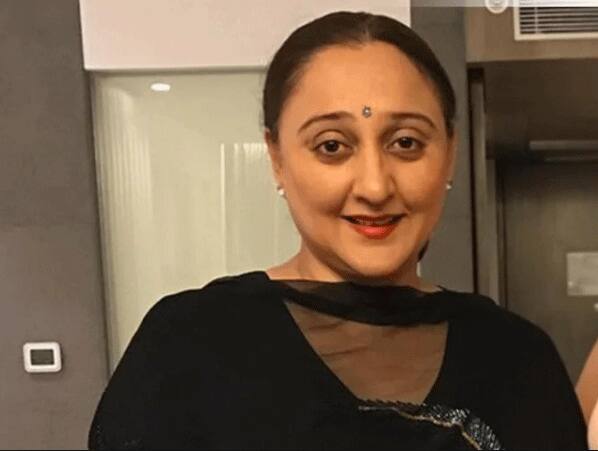 शाहीन ज़ाफरी - मीडिया रिपोर्ट्स की माने तो सलमान खान की जिंदगी में सबसे पहले आने वाली लड़की शाहीन जाफरी ही थीं. ये उस वक्त की बात है जब सलमान को ज्यादा कोई नहीं जानता था. लेकिन ये रिश्ता नहीं चला. हालांकि सलमान के घरवाले भी इस रिश्ते के खिलाफ नहीं थे. फिर भी दोनों अलग हो गए.