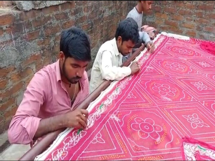 Jaipuri sarees made in the village by workers returned from outside in lockdown, earning profits by sending to other states ann लॉकडाउन में बाहर से लौटे कामगार गांव में ही बना रहे जयपुरी साड़ी, अन्य राज्यों में भेज कर कमा रहे मुनाफा