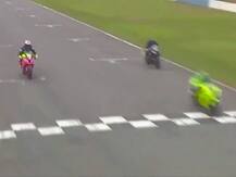 वायरल तस्वीर: अपनी जीत तय मानकर रेसर मनाने लगा जश्न, तीसरे स्थान पर आया