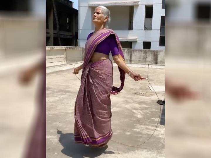 Milind Soman mother Usha Soman skipping and pushups video shared by ankita konwar Viral Video: मिलिंद सोमन की मां ऊषा ने साड़ी में  की स्किपिंग और लगाए पुश-अप्श, बोलीं- हर किसी में हैं वंडर वुमन