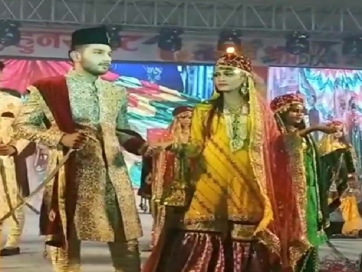 Fashion show organized at Hunar Haat models showcased ethnic wear 