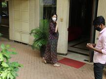 प्रेग्नेंट करीना कपूर बांद्रा में अपने घर के बाहर हुईं स्पॉट, लोगों को भाया अवतार, आप भी देखें Pics