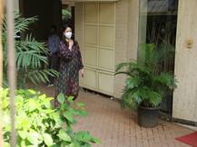 प्रेग्नेंट करीना कपूर बांद्रा में अपने घर के बाहर हुईं स्पॉट, लोगों को भाया अवतार, आप भी देखें Pics