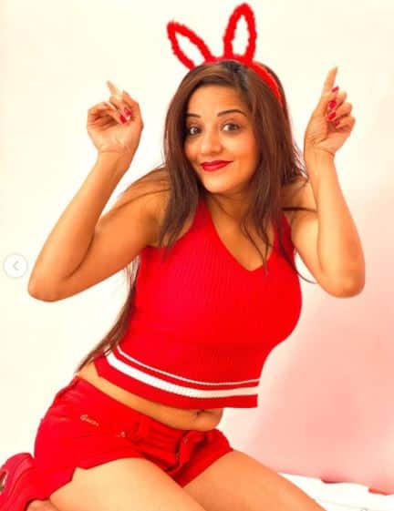 मोनालिसा ने अलग-अलग पोज में तस्वीरें शेयर की हैं. हंसते, मुस्कुराते हुए उनकी ये तस्वीरें लोगों को बहुत पसंद आयीं.