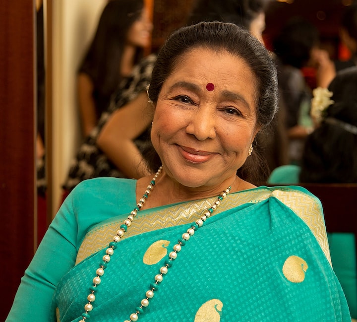 आशा भोसले: मशहूर प्लेबैक सिंगर आशा भोसले ने पिछले सात दशकों में सक्रिय होकर सबसे ज्यादा गाने गाए हैं. उन्होंने तकरीबन 11,000 गाने गाए हैं जो कि 20 भाषाओं में हैं. उनके पॉपुलर गानों में दम मारो दम, चुरा लिया है तुमने, जानम समझा करो जैसे आदि कई गाने हैं.