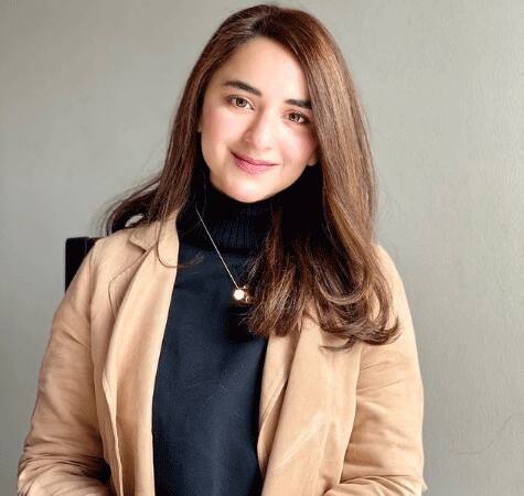 यमना ज़ैदी(Yumna zaidi) - पाकिस्तानी टीवी एक्टर्स यमना ज़ैदी ने खुशी एक रोग, मेरी दुलारी, दिल मोहल्ले की हवेली, रिश्ते कुछ अधूरे से जैसे कई टीवी सीरियल्स में यादगार भूमिका निभाई हैं. छोटी सी उम्र में ही एक्टिंग की शुरुआत करने वाली यमना ज्यादातर परफॉर्मेंस में बिना मेकअप नज़र आती थीं लेकिन इस साल उन्होंने कुछ अलग करने की सोची. न केवल मेकअप बल्कि उन्होंने अपना पूरा लुक ही बदल दिया. उनके हेयर स्टाइल से लेकर उनके ड्रेसिंग सेंस तक में काफी चेंज इस साल देखने को मिला है. (Photo Credit - Instagram)
