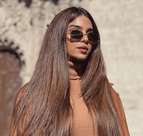 सोन्या हुसैन(Sonya Hussyn) - कराची की रहने वाली सोन्या हुसैन बुखारी(Sonya Hussyn) पाकिस्तानी एक्ट्रेस, टीवी होस्ट और मॉडल हैं. जिन्होंने 2011 में दरीचा टीवी सीरियल्स से एक्टिंग करियर की शुरुआत की थी. यूं तो सोन्या काफी खूबसूरत हैं पर कभी उनके ड्रेंसिंग सेंस और स्टाइल के चर्चे नहीं सुनाई दिए थे, लेकिन 2020 में वो सब हुआ जो पहले नहीं हुआ था. सोन्या के ओवरऑल लुक में जबरदस्त बदलाव देखने को मिला है और इसका गवाह है उनका इंस्टाग्राम अकाउंट.(Photo Credit - Instagram)