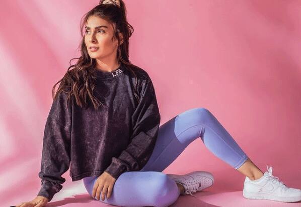 अयेज़ा खान(Ayeza Khan)- पाकिस्तानी टीवी एक्टर्स अयेज़ा खान की खूबसूरती के चर्चे खूब होते हैं लेकिन वो कभी इतनी स्टाइलिश पहले नज़र आई जितनी 2020 में दिखीं. उनका ट्रांसफोर्मेशन इस साल खूब चर्चा में रहा. जहां पहले अयेज़ा अपने ब्राइडल फोटोशूट को लेकर चर्चा बंटरोती थी वहीं इस साल उनका कैजुअल लुक सुर्खियों में बना रहा. अयेज़ा(Ayeza Khan) ने अधूरी औरत, मेरे मेहरबान, दो कदम दूर थे, प्यारे अफज़ल जैसे सीरियल्स में काम किया है लेकिन उन्हें सबसे ज्यादा पॉपुलैरिटी मिली मेरे पास तुम हो सीरियल से.  (Photo Credit - Instagram)