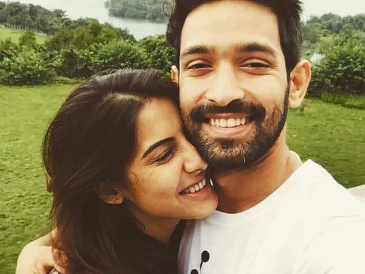 विक्रांत मैसी-शीतल ठाकुर : मिर्ज़ापुर में बबलू पंडित बने विक्रांत की रियल लाइफ पार्टनर का नाम है शीतल ठाकुर है. आपको बता दें कि यह दोनों एक लंबे समय से रिलेशन में हैं और पिछले दिनों ही दोनों ने सगाई की है.