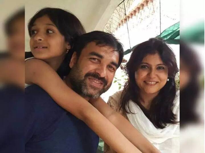 पंकज त्रिपाठी-मृदुला त्रिपाठी : मिर्ज़ापुर में कालीन भईया बने पंकज त्रिपाठी की वाइफ बीना त्रिपाठी (रसिका दुग्गल) हैं. हालांकि, असल लाइफ में पंकज 14 सालों से शादीशुदा हैं और उनकी वाइफ का नाम मृदुला त्रिपाठी है. आपको बता दें कि दोनों की एक बेटी भी है.