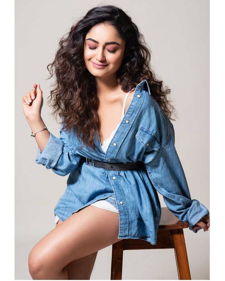 त्रिधा को खाली समय में ट्रेवलिंग का बेहद शौक है. इसके अलावा वह बास्केटबॉल और योग में भी काफी दिलचस्पी रखती हैं. (Pic credit: Instagram)