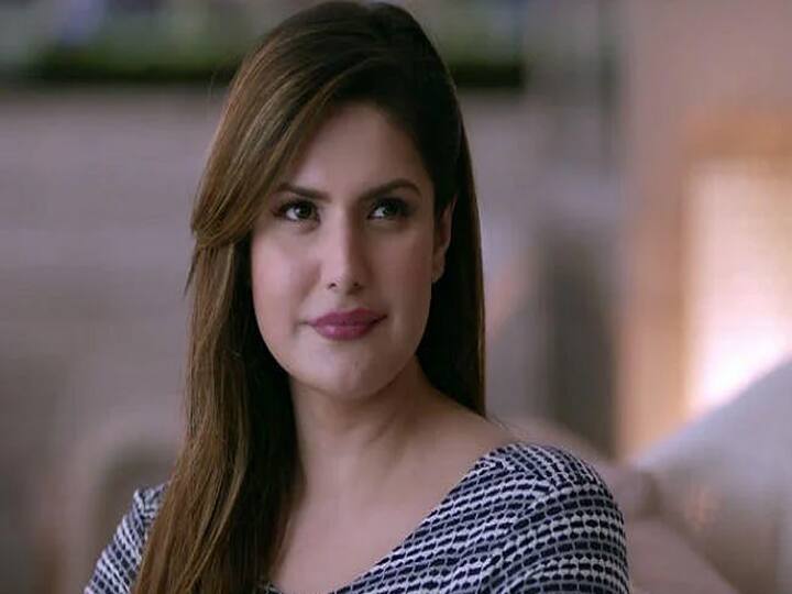 दूसरे नंबर पर नाम आता है जरीन खान का. सलमान खान की फिल्म वीर ने जरीन खान को रातों-रात स्टार बना दिया था. जरीन खान के डेब्यू करने के बाद ही उन्हें कैटरीना कैफ से कंपेयर किया जाता था. एक किस्सा आपको बता दें, मीडिया रिपोर्ट के अनुसार सलमान खान की फिल्म युवराज की शूटिंग के दौरान उनकी नज़र जरीन खान पर पड़ी थी. जिसके बाद सलमान खान ने जरीन खान को अपनी फिल्म वीर के लिए ऑडीशन देने को कहा. ऑडीशन देने के बाद डायरेक्टर अनिल शर्मा ने उन्हें तुरंत साइन कर लिया था. 