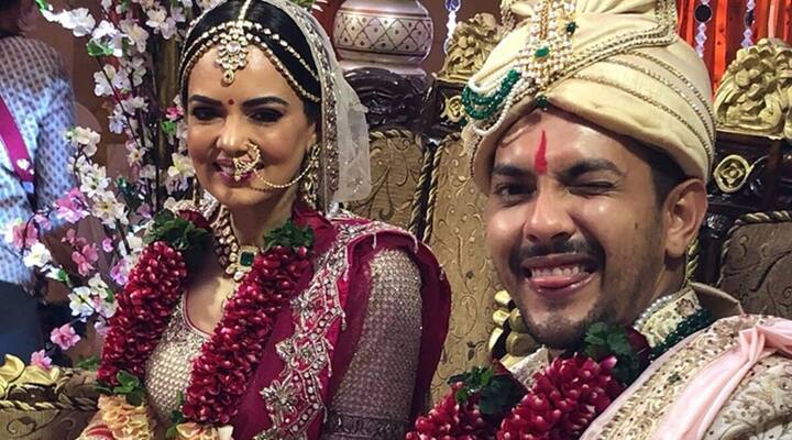 आदित्य नारायण : बॉलीवुड के मशहूर प्लेबैक सिंगर उदित नारायण के बेटे आदित्य नारायण ने एक्ट्रेस श्वेता अग्रवाल से शादी की है. आपको बता दें कि आदित्य और श्वेता ने फिल्म शापित में साथ काम किया था. मीडिया रिपोर्ट्स के अनुसार आदित्य और श्वेता एक दूसरे को पिछले 10 सालों से जानते हैं.. (Pic credit: instagram) 