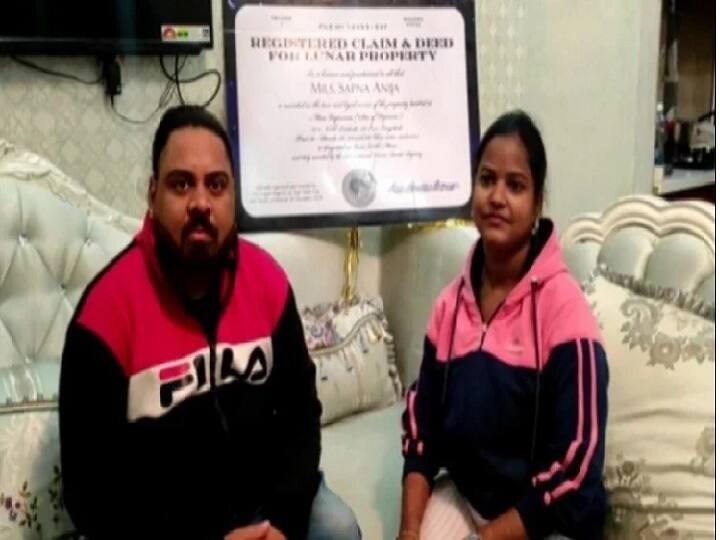 बहुत खूब: अजमेर के इस शख्स ने शादी की सालगिरह पर पत्नी को दिया नायाब तोहफा, आप भी कहेंगे- वाह! Dharmendra of Ajmer gifted plot on the moon to his wife to make wedding anniversary memorable बहुत खूब: अजमेर के इस शख्स ने शादी की सालगिरह पर पत्नी को दिया नायाब तोहफा, आप भी कहेंगे- वाह!