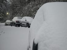 PHOTOS: शिमला में सीजन की सबसे जबर्दस्त बर्फबारी- गाड़ियां बर्फ में दबीं, आवाजाही पर असर