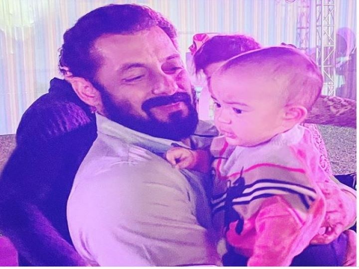 Ayush Sharma shares the cute picture of Salman Khan and daughter Ayat आयुष शर्मा ने शेयर की सलमान और बेटी अयात की क्यूट तस्वीर, भतीजी को गोद में उठाए खुश नजर आ रहे हैं भाईजान