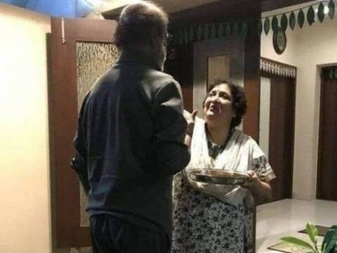 अस्पताल से डिस्चार्ज होने के बाद घर पहुंचे रजनीकांत, पत्नी लता ने पारंपरिक तरीके से किया स्वागत अस्पताल से डिस्चार्ज होने के बाद घर पहुंचे रजनीकांत, पत्नी लता ने पारंपरिक तरीके से किया स्वागत
