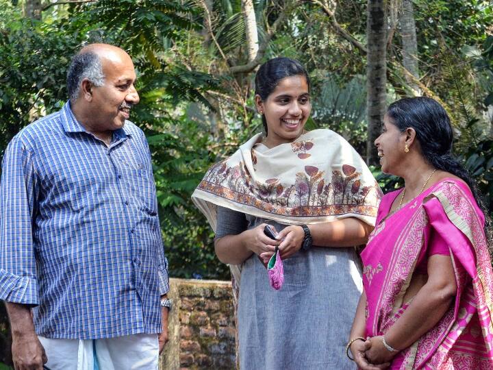 आर्या राजेंद्रन फिलहाल शहर के एक कॉलेज में द्वितीय वर्ष की छात्रा हैं. बता दें कि बीजेपी नेता और महाराष्ट्र के पूर्व मुख्यमंत्री देवेंद्र फड़णवीस 27 साल की उम्र में नागपुर नगर निगम के मेयर बने थे.