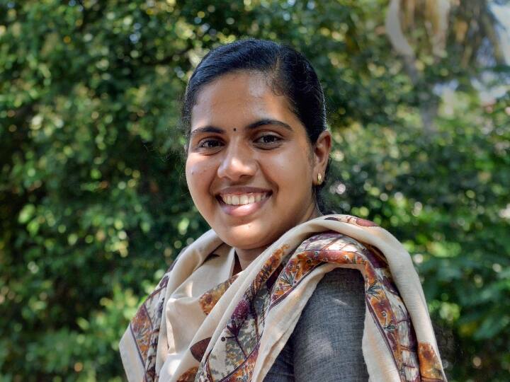 सत्तारूढ़ मार्क्सवादी कम्युनिस्ट पार्टी (माकपा) पार्षद के रूप में शपथ लेने के लिए छह दिन पहले यहां नगर निगम भवन के प्रतिष्ठित परिषद सभागार पहली बार आयी थीं। वैसे तो वह विभिन्न पार्षदों के बीच ‘बच्ची’ जैसी थीं लेकिन आत्मविश्वास से भरी आर्या राजेंद्रन ने परिपक्व व्यक्ति की भांति शपथ ली.