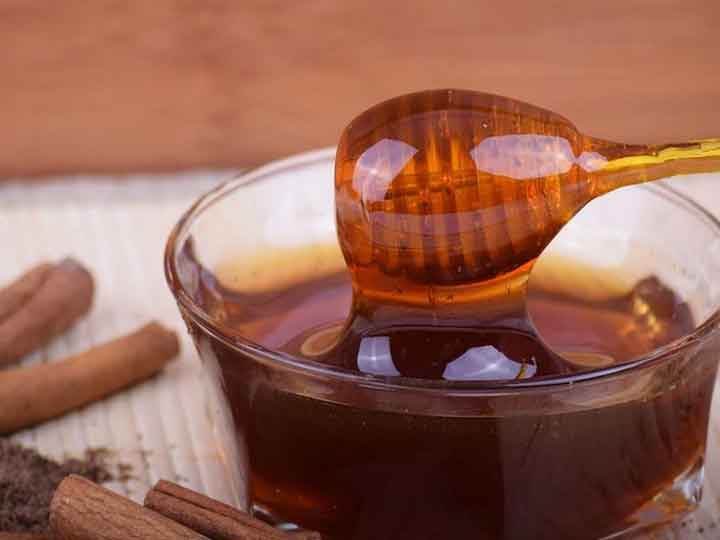 Excess of honey intake is harmful, besides weight gain, there can be many other health problems. ज्यादा मात्रा में शहद का सेवन है नुकसान दायक, वजन बढ़ने के अलावा कई और हेल्थ समस्याएं हो सकती हैं
