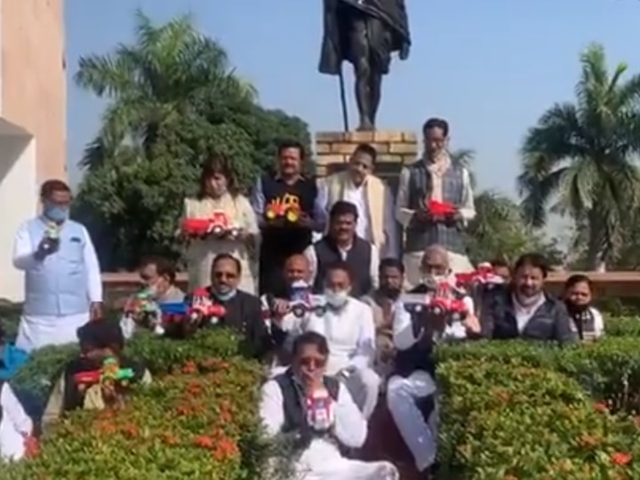 Congress protest with toy tractors in Bhopal कांग्रेस विधायकों ने ट्रैक्टर के खिलौने लेकर किया प्रदर्शन, शिवराज बोले- ये वॉट्सएप भी कमाल का ‘खिलौना’ है