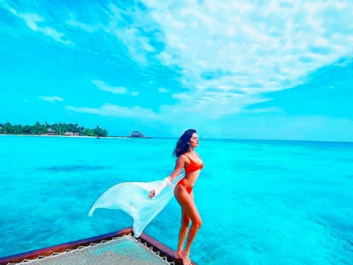 इससे पहले भी तारा ने मालदीव में वेकेशन एन्जॉय करते एक फोटो शेयर किया था. इस फोटो में तारा लाल रंग की बिकिनी पहने नज़र आ रही थीं. वहीं, नीले रंग का आसमान काफी खूबसूरत दिखाई दे रहा था. इस फोटोज पर फैंस ने भी अपनी प्रतिक्रिया दी. एक यूजर ने लिखा,