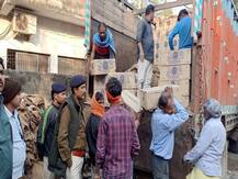 बिहार: शराब से भरी ट्रक के साथ पुलिस ने दो को किया गिरफ्तार, नए साल में तस्करी की थी तैयारी