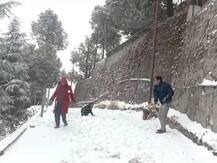 उत्तराखंड: नए साल से पहले कुदरत का तोहफा, धनौल्टी में बर्फबारी से खिले पर्यटकों के चेहरे