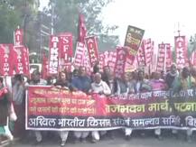 पटना: किसानों के 'राजभवन मार्च' के दौरान झड़प, पुलिस ने किया बल प्रयोग