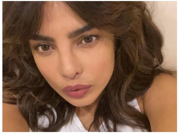 बॉलीवुड एक्ट्रेस प्रियंका चोपड़ा इन दिनों अपने पति के साथ लंदन में रह रही हैं. लंदन में फिर से लॉकडाउन लगने की वजह ये कपल अभी तक वहीं फंसा हुआ है. हाल ही में प्रियंका चोपड़ा लॉकडाउन के नियमों को तोड़कर एक मशहूर पार्लर पहुंची. प्रियंका को मां मधु चोपड़ा के साथ लॉकडाउन के कई नियमों को तोड़ते हुए देखा गया.