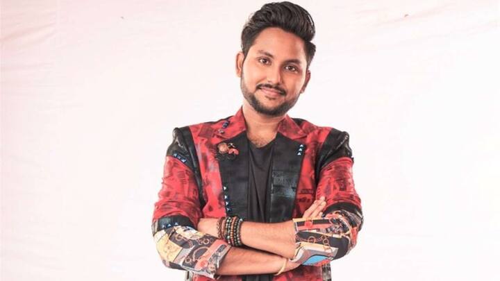 जान कुमार सानू: प्लेबैक सिंगर कुमार सानू के बेटे जान कुमार सानू को शो में आने के लिए 80,000 रुपए प्रति हफ्ते के हिसाब से फ़ीस दी गई थी हालांकि वह शो से बाहर हो गए हैं. जान कभी मराठी भाषा पर टिप्पणी करने तो कभी निक्की तंबोली के साथ नजदीकियों के चलते सुर्खियों में रहे थे.
