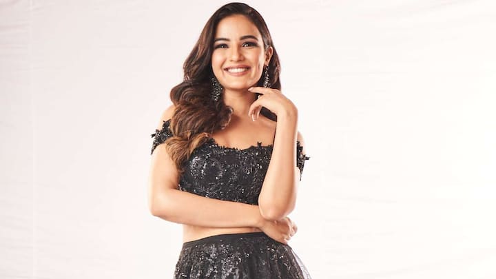 जैस्मिन भसीन: टीवी की ही एक और एक्ट्रेस जैस्मिन भसीन भी इस शो की दूसरी हाईएस्ट पेड कंटेस्टेंट हैं. उन्हें हर हफ्ते के हिसाब से 3 लाख रूपए मिलते हैं.