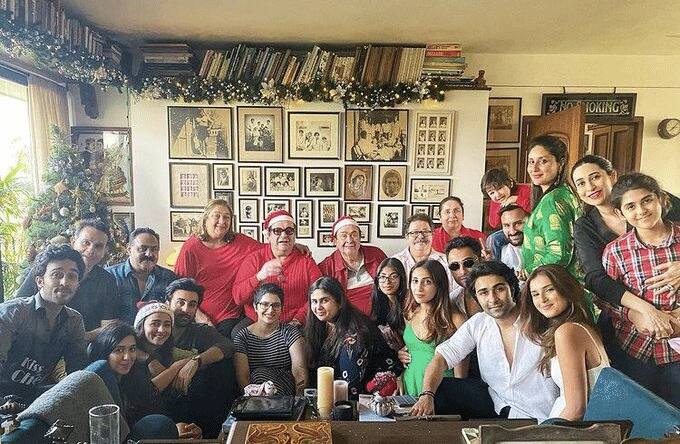 खास बात ये रही कि उनके साथ आलिया भट्ट(Alia Bhatt) भी है. क्रिसमस के बाद रणबीर और आलिया न्यू ईयर भी एक साथ ही मनाएंगे. हर मौके पर दोनों को साथ देखा जाता है और कपूर परिवार के हर फंक्शन में आलिया जरुर मौजूद रहती हैं.