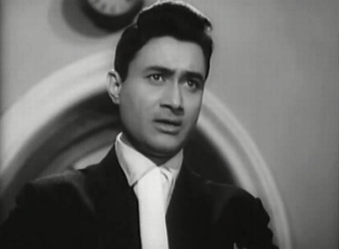 देव आनंद के फोटो: छह दशकों तक हिंदी सिनेमा पर राज करने वाले देव आनंद को बॉलीवुड के सबसे बेहतरीन अभिनेताओं में शुमार किया जाता है. मीडिया रिपोर्ट्स के मुताबिक, उनकी 45 ब्लैक एंड वाइट तस्वीरों को 4,00,000 रुपए में नीलाम किया गया था.