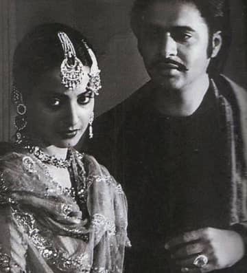 फारुख शेख की उमराव जान अंगूठी: मुज़फ्फर अली की क्लासिक फिल्म उमराव जान में फारुख शेख ने नवाब सुल्तान का किरदार निभाया था. इसमें उन्होंने सिल्वर रिंग पहनी थी जिसे एक ऑक्शन में 96,000 रुपए में नीलाम किया गया था. 