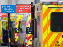 ब्रिटेन: नए स्ट्रेन की वजह से कोरोना के मामलों की भरमार, सरकार ने कहा- फिर संकट की स्थिति में देश