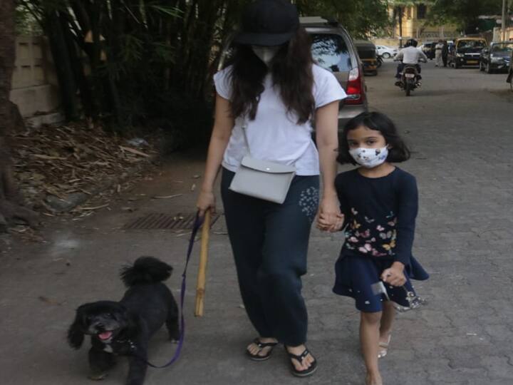 श्रद्धा कपूर हाल ही में अपनी कजिन प्रियांक शर्मा की सगाई की फोटोज को लेकर लाइमलाइट में छाई हुईं थी. साथ ही फोटोज भी सोशल मीडिया पर तेजी से वायरल हो रहे थे. 