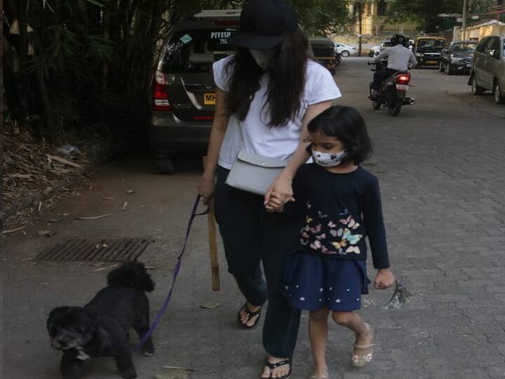 बॉलीवुड एक्ट्रेस श्रद्धा कपूर (Shraddha Kapoor) अपने शानदार अभिनय के लिए जानी जाती हैं. हाल ही में उनका देसी लुक सोशल मीडिया पर जमकर वायरल हो रहा था. हाल ही में श्रद्धा कपूर अपने घर के बाहर स्पॉट हुईं. 