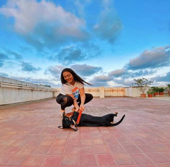 सोनाक्षी (Sonakshi Sinha) - सोनाक्षी सिन्हा के पेट का नाम है Kuro. और अभिनेत्री उसके काफी करीब है. वो एक डॉग है. 