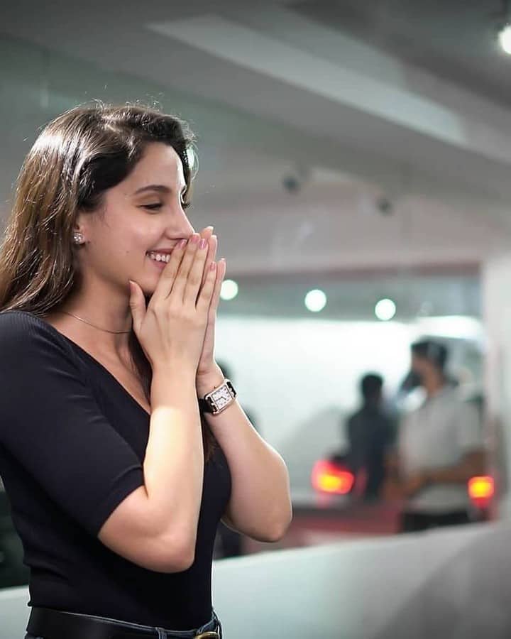 नोरा ने बीएमडब्लू 5 सीरीज़ की कार खरीदी है, लेकिन ये साफ नहीं है कि उन्होंने कौन सा वेरिएंट खरीदा है. बीएमडब्ल्यू इंडिया ने अपने इंस्टाग्राम अकाउंट पर कार के साथ नोरा की कुछ खास तस्वीरें भी साझा की हैं. (तस्वीर: bmwindia_official)