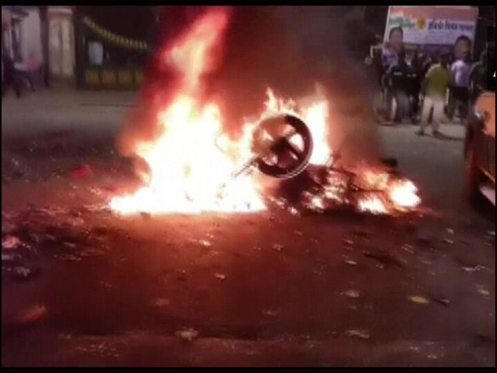 West Bengal: Violence erupted in Howrah after a Trinamool Congress worker was shot dead पश्चिम बंगाल: हावड़ा में TMC वर्कर की गोली मारकर हत्या, कार्यकर्ताओं ने की तोड़फोड़ और आगज़नी
