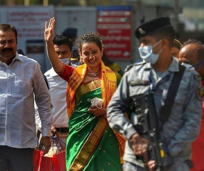 वहीं इस दौरान कंगना का लुक काफी चर्चाओं में हैं. 