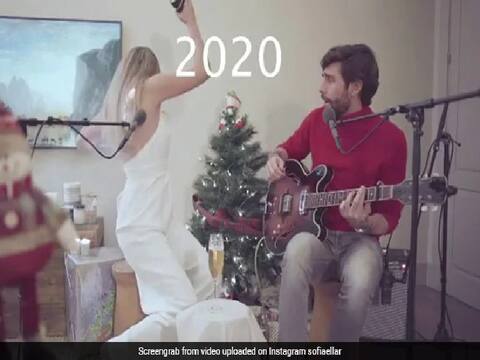 Viral Video: ब्वॉयफ्रेंड के साथ गाना मस्त होकर गाना गा रही थी लड़की, फिर हुआ कुछ ऐसा की आप भी चौंक जाएंगे Viral Video: ब्वॉयफ्रेंड के साथ गाना मस्त होकर गाना गा रही थी लड़की, फिर हुआ कुछ ऐसा की आप भी चौंक जाएंगे