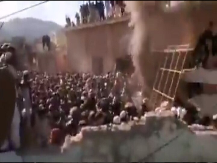 Hindu temple set on fire and destroyed by mob in Pakistan Khyber Pakhtunkhwa province ann पाकिस्तान के खैबर-पख्तूनख्वाह में भीड़ ने लगाई हिन्दू मंदिर में आग, तोड़ कर ढहाया