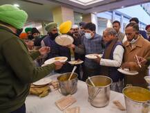 IN PICS: मंत्रियों ने खाया किसानों का खाना, यूनियन नेताओं ने बाहर से मंगाया था लंच