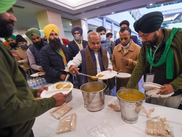 किसान नेताओं ने लंच के लिए लंगर से खाना मंगवाया था. इससे पहले भी जब किसान संगठनों के नेता सरकार से बात करने पहुंचे थे तो उन्होंने सरकार की तरफ से दिया खाना खाने से मना कर दिया था. हालांकि, आज किसानों ने सरकार की तरफ से दी गई चाय पी और सरकार ने किसानों की चाय पी. 