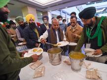 IN PICS: मंत्रियों ने खाया किसानों का खाना, यूनियन नेताओं ने बाहर से मंगाया था लंच