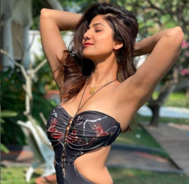 शिल्पा शेट्टी साड़ी में भी काफी अट्रैक्टिव लगती हैं. करोड़ों लोग उनके इस अंदाज के फैन हैं. उनका अंदाज लोगों को काफी पसंद आता है.