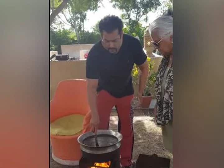 Bina Kak के साथ चूल्हे पर खाना बनाते आए नजर Salman Khan, सोशल मीडिया पर शेयर किया Video Salman Khan spotted cooking on the stove with Bina Kak, shared video on social media Bina Kak के साथ चूल्हे पर खाना बनाते आए नजर Salman Khan, सोशल मीडिया पर शेयर किया Video