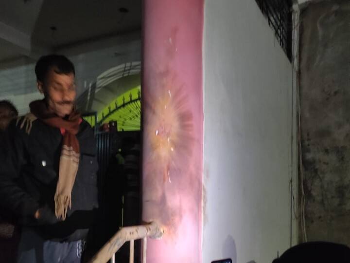 JDU विधायक के करीबी मुखिया के घर पर अपराधियों ने की बमबारी और फायरिंग Bihar: Criminals bombarded and fired at JDU MLA's close chief's house in gopalganj, narrowly escaped family members ann JDU विधायक के करीबी मुखिया के घर पर अपराधियों ने की बमबारी और फायरिंग